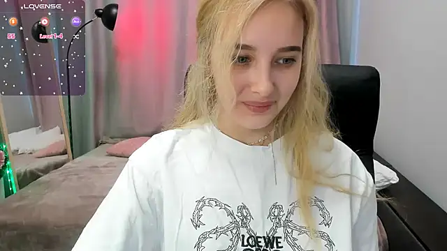 TaisiaHot online show from April 14, 2026, 8:20 am