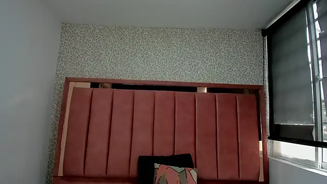 Hanna Lee   online show from October 8, 2025, 7:33 pm