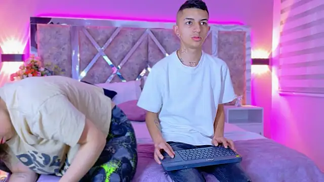 NickandAbby  online show from October 6, 2025, 12:13 pm