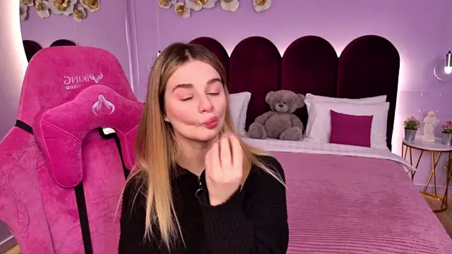 SweetyLicky online show from December 17, 2025, 4:24 pm