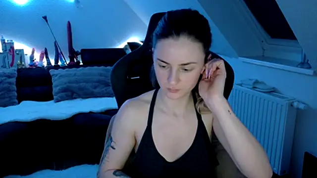 Snapshot of Melly4You chatting on March 22, 2026, 11:30 pm Melly4You online show from March 22, 2026, 11:30 pm