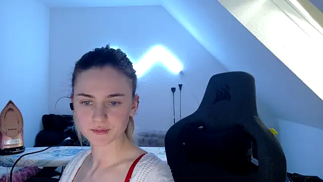 Snapshot of Melly4You chatting on May 17, 2026, 3:52 pm Melly4You online show from May 17, 2026, 3:52 pm