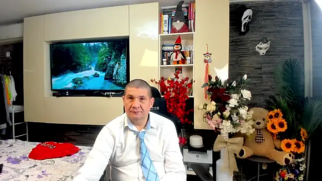 SpartacusDaddy48 online show from May 7, 2026, 2:33 pm