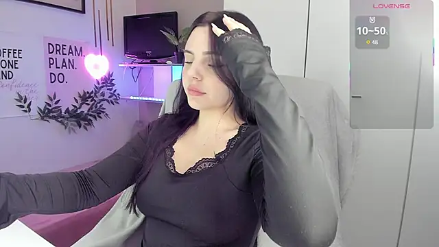 LiaWoow online show from December 16, 2025, 2:44 pm