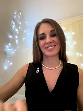 LucieMack online show from November 3, 2025, 5:25 pm