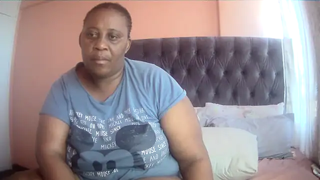 Snapshot of HUGEASSXXXXX chatting on February 4, 2026, 6:19 am HUGEASSXXXXX online show from February 4, 2026, 6:19 am