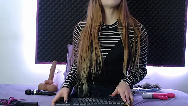 karlamoon23 online show from October 19, 2025, 9:15 pm