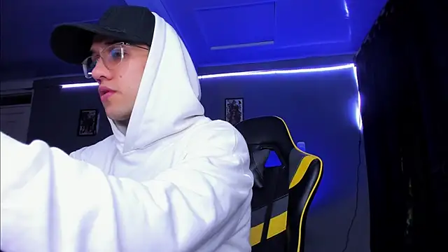 Snapshot of alexgiraldo__ chatting on October 30, 2025, 10:16 am alexgiraldo online show from October 30, 2025, 10:16 am