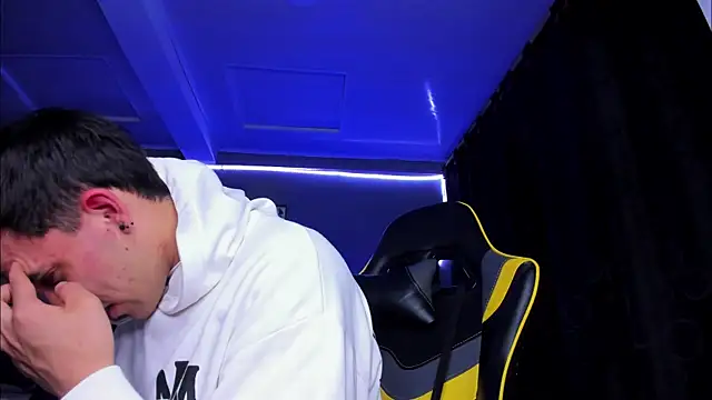 Snapshot of alexgiraldo__ chatting on October 31, 2025, 4:35 am alexgiraldo online show from October 31, 2025, 4:35 am