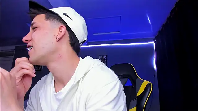 Snapshot of alexgiraldo__ chatting on November 6, 2025, 12:06 pm alexgiraldo online show from November 6, 2025, 12:06 pm