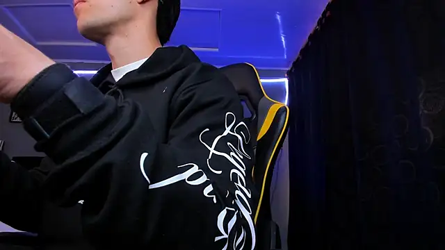 Snapshot of alexgiraldo__ chatting on December 3, 2025, 11:52 am alexgiraldo online show from December 3, 2025, 11:52 am