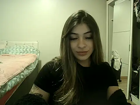 Snapshot of Becca_B chatting on May 17, 2026, 9:22 pm Becca B online show from May 17, 2026, 9:22 pm
