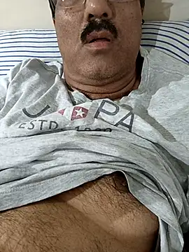 moonflower25 online show from November 3, 2025, 8:32 pm