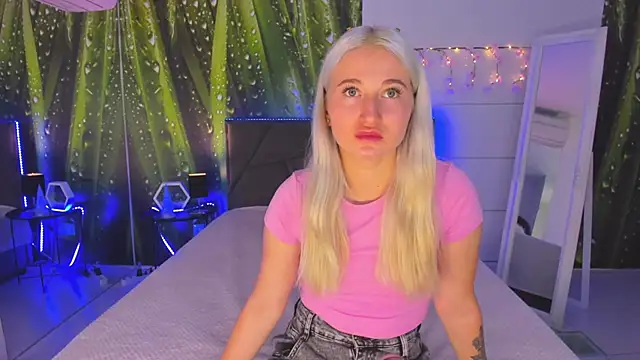 HollyTailors online show from September 23, 2025, 5:21 am