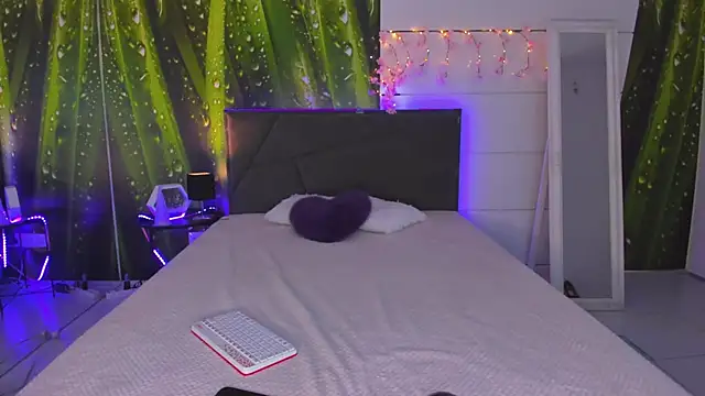 HollyTailors online show from October 16, 2025, 5:30 am