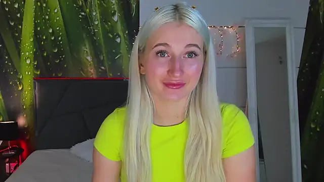 HollyTailors online show from October 22, 2025, 12:05 pm