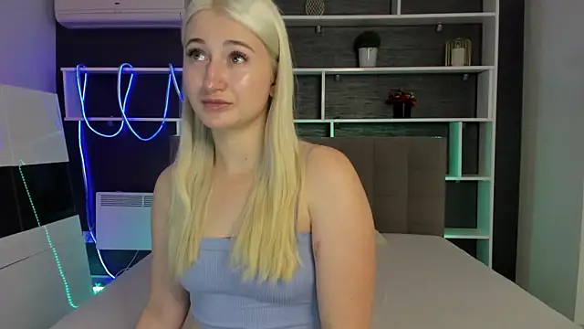 HollyTailors online show from November 17, 2025, 1:28 pm