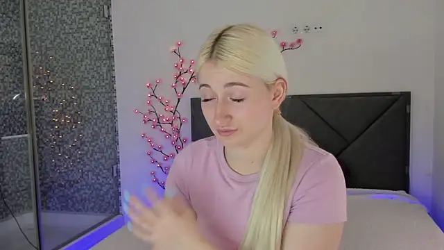 HollyTailors online show from March 15, 2026, 1:06 pm