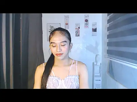 LauraSoHot online show from September 13, 2025, 1:44 pm