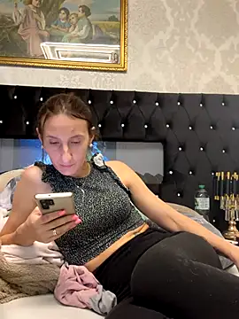 Snapshot of Emilia_Mausi chatting on November 17, 2025, 6:24 pm Emilia Mausi online show from November 17, 2025, 6:24 pm