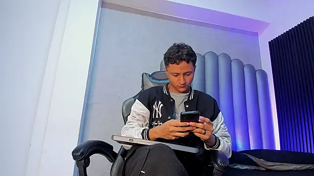  Leohot  online show from November 5, 2025, 3:28 am