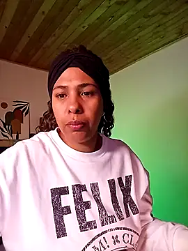 Snapshot of IVONNE_COLLINS33 chatting on February 4, 2026, 11:31 pm IVONNE COLLINS33 online show from February 4, 2026, 11:31 pm