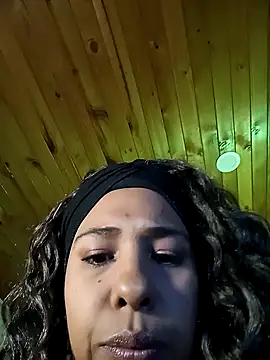 Snapshot of IVONNE_COLLINS33 chatting on February 19, 2026, 12:06 am IVONNE COLLINS33 online show from February 19, 2026, 12:06 am