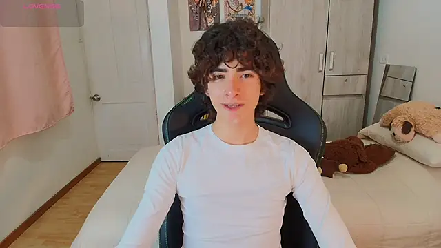 Nude Boy18 online show from December 16, 2025, 2:27 am