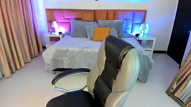 Catti Brie online show from September 18, 2025, 11:56 am