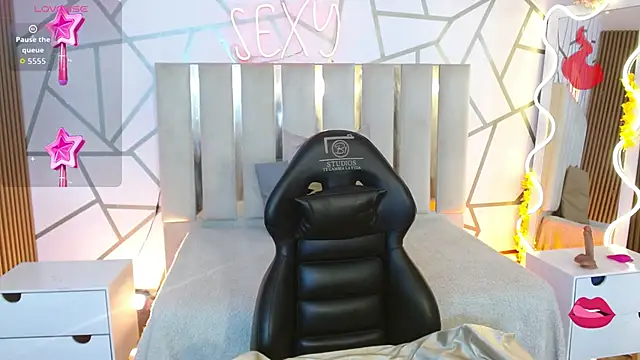 Snapshot of CYRUS_TAY chatting on December 18, 2025, 12:33 pm CYRUS TAY online show from December 18, 2025, 12:33 pm