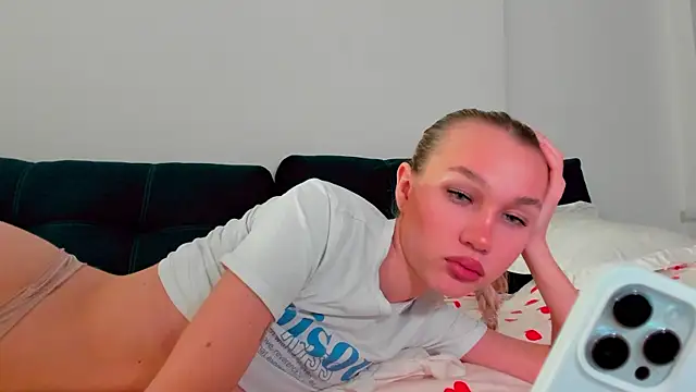 cuteleraay online show from November 21, 2025, 8:51 pm