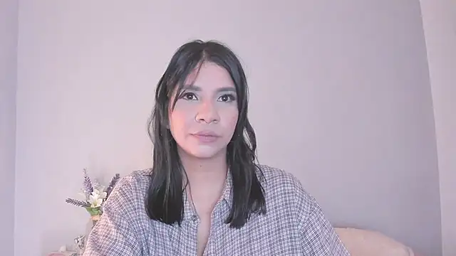 Snapshot of Laura-angeel chatting on February 5, 2026, 4:44 pm Laura-angeel online show from February 5, 2026, 4:44 pm