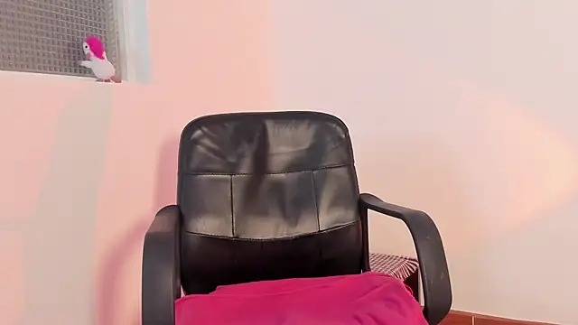 Snapshot of marie_pourtoii chatting on October 13, 2025, 1:05 am marie pourtoii online show from October 13, 2025, 1:05 am