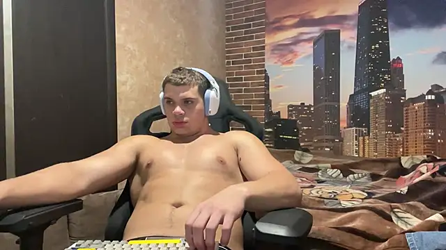 MusclePhantom online show from November 5, 2025, 9:04 pm