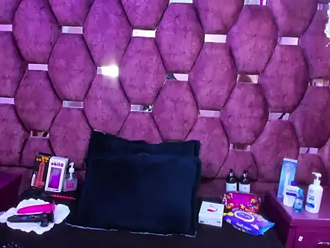 Nanis James online show from March 27, 2026, 3:12 am