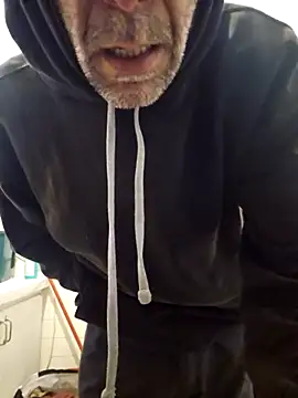 Snapshot of Stingles chatting on October 10, 2025, 10:03 am Stingles online show from October 10, 2025, 10:03 am