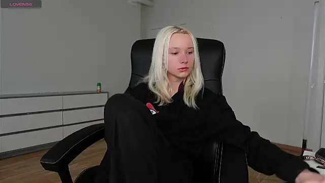 Laura Chaplin online show from April 11, 2026, 6:07 am