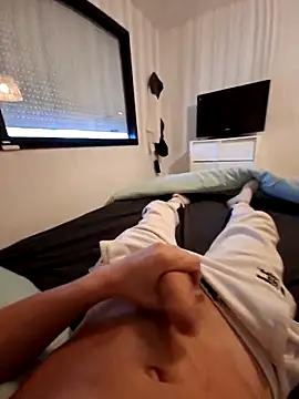 Yoaannn online show from October 28, 2025, 3:47 pm