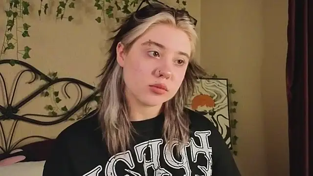 IrisSoCute online show from October 29, 2025, 7:54 am