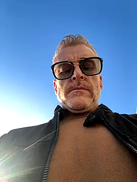 Snapshot of Axl_hot chatting on November 5, 2025, 3:01 pm Axl hot online show from November 5, 2025, 3:01 pm