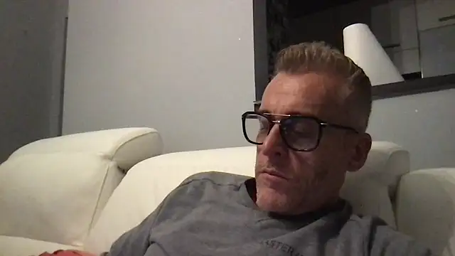 Snapshot of Axl_hot chatting on November 8, 2025, 8:29 pm Axl hot online show from November 8, 2025, 8:29 pm