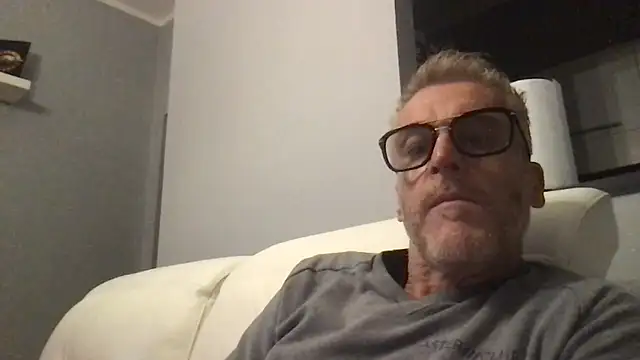 Snapshot of Axl_hot chatting on November 14, 2025, 8:51 pm Axl hot online show from November 14, 2025, 8:51 pm