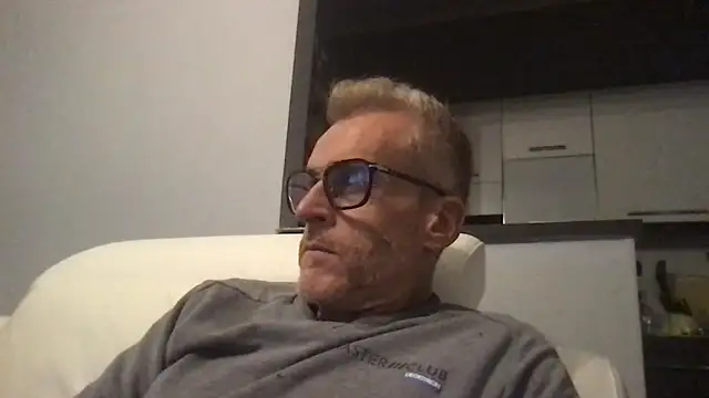 Snapshot of Axl_hot chatting on November 17, 2025, 9:09 pm Axl hot online show from November 17, 2025, 9:09 pm