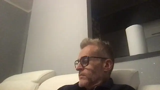 Snapshot of Axl_hot chatting on November 28, 2025, 8:33 pm Axl hot online show from November 28, 2025, 8:33 pm