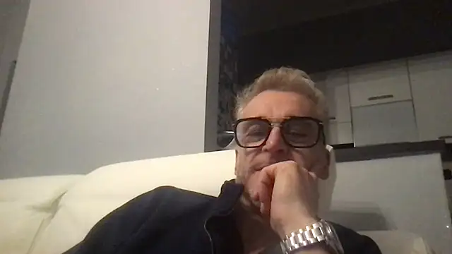 Snapshot of Axl_hot chatting on December 4, 2025, 8:17 pm Axl hot online show from December 4, 2025, 8:17 pm