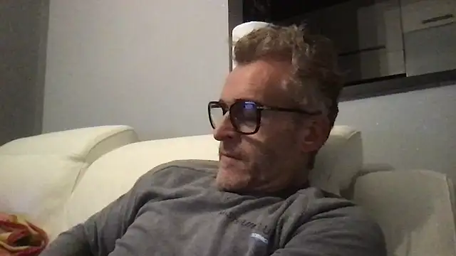 Axl hot online show from February 12, 2026, 9:32 pm