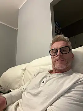 Axl hot online show from March 18, 2026, 6:33 pm