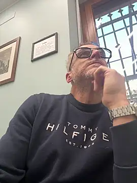 Axl hot online show from March 20, 2026, 4:45 pm