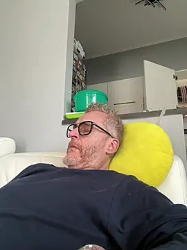 Axl hot online show from March 28, 2026, 1:33 pm