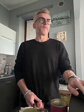 Axl hot online show from April 4, 2026, 9:29 am